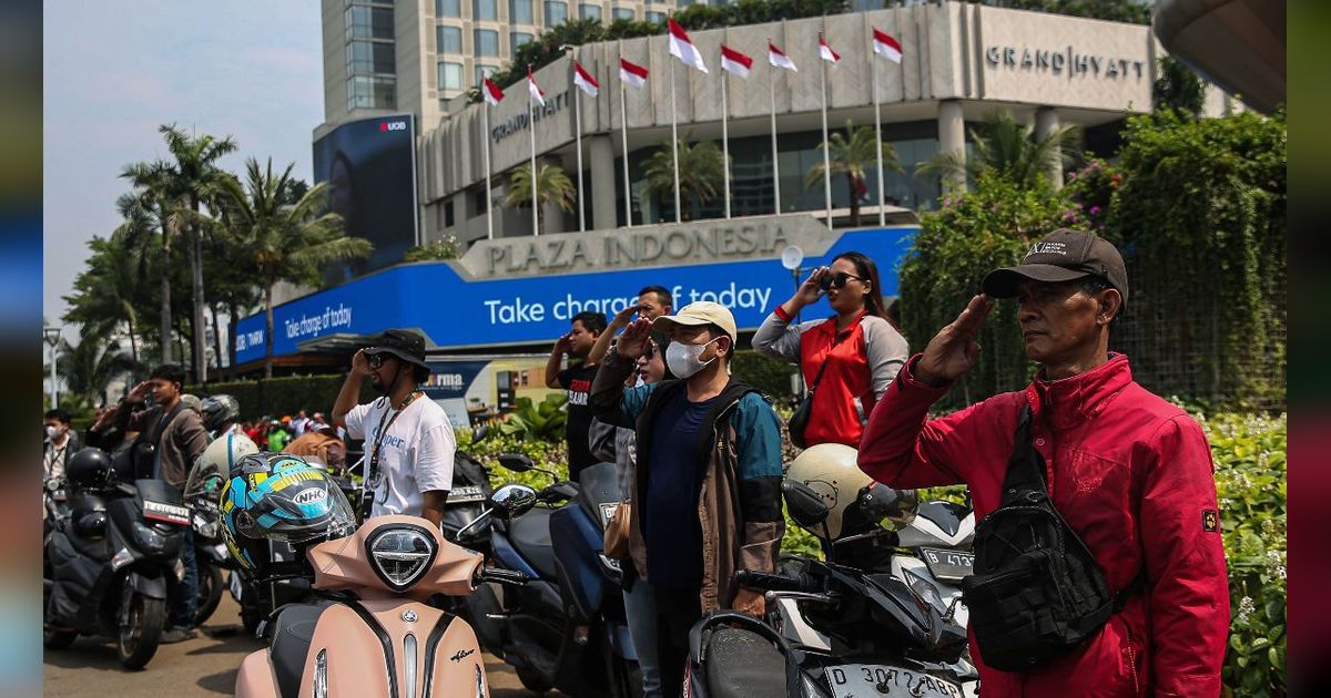 FOTO: Antusiasme Pengendara di Bundaran HI Peringati HUT Kemerdekaan RI, Rela Berhenti dan Hormat Bendera