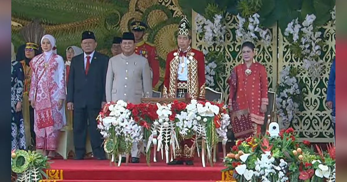 Ganti Kostum, Jokowi Pakai Baju Adat Banjar di Upacara Penurunan Bendera HUT ke-79 RI
