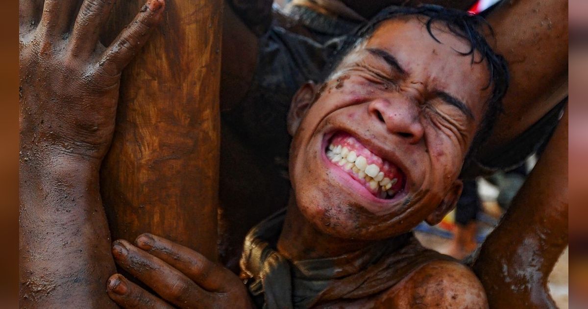 FOTO: Ragam Ekspresi Peserta Panjat Pinang Meriahkan Peringatan HUT RI di Tangerang Selatan