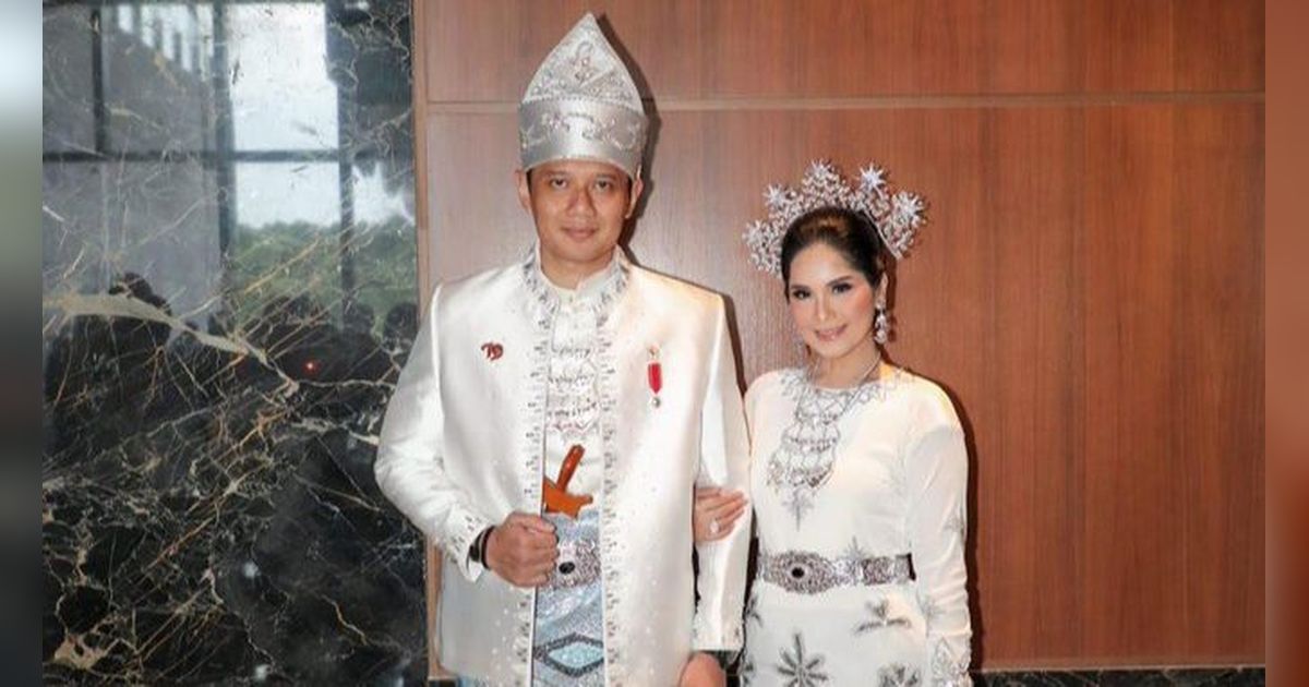 Potret AHY dan Annisa Pohan Full Senyum Dapat Hadiah Sepeda Usai Jadi Pemenang Busana Adat Terbaik di IKN
