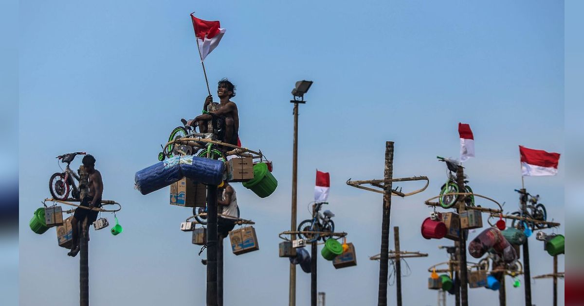 FOTO: Semarakkan HUT RI, Ratusan Orang Ikuti Lomba Panjat Pinang di Ancol Taman Impian