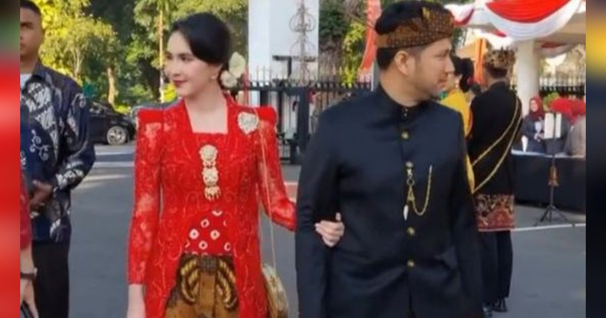 Tampil Cantik, 7 Foto Arumi Bachsin Saat Ikut Upacara HUT RI di Surabaya Ketika Mendampingi Sang Suami