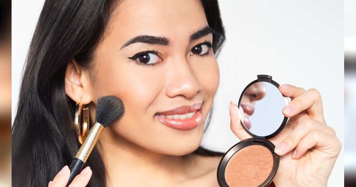 Beda dengan Kontur, Cara Pakai Bronzer Agar Wajah Lebih Berdimensi dan Fresh