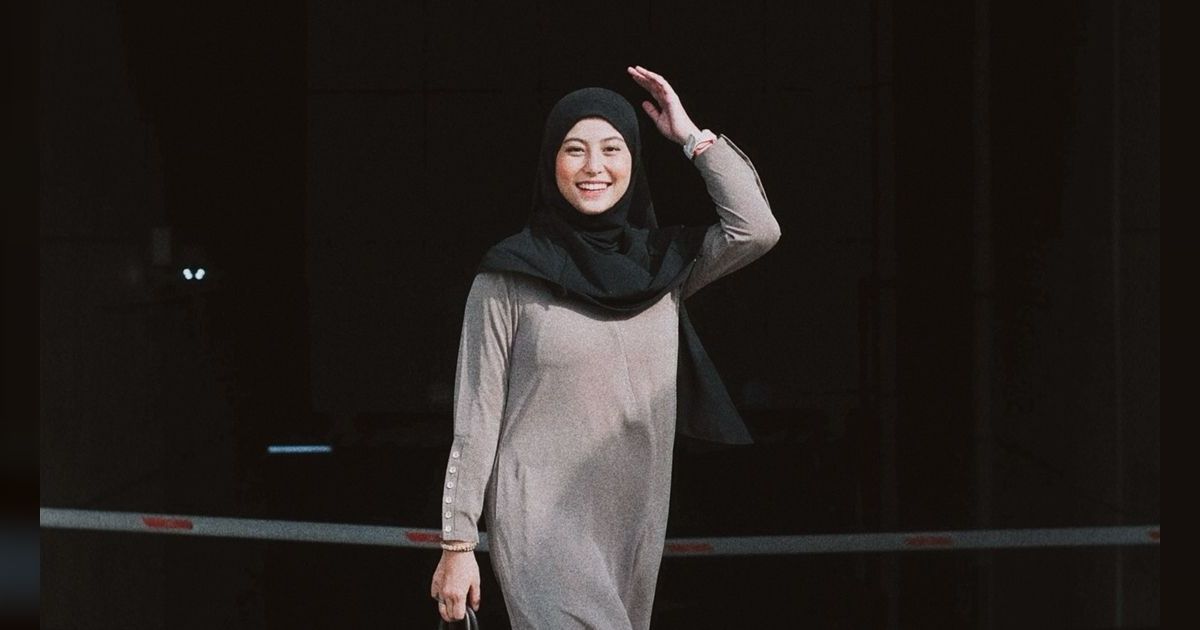 8 Potret Awkarin Pertama Kali Tunaikan Ibadah Umrah, Penampilan Berhijabnya Tuai Sorotan