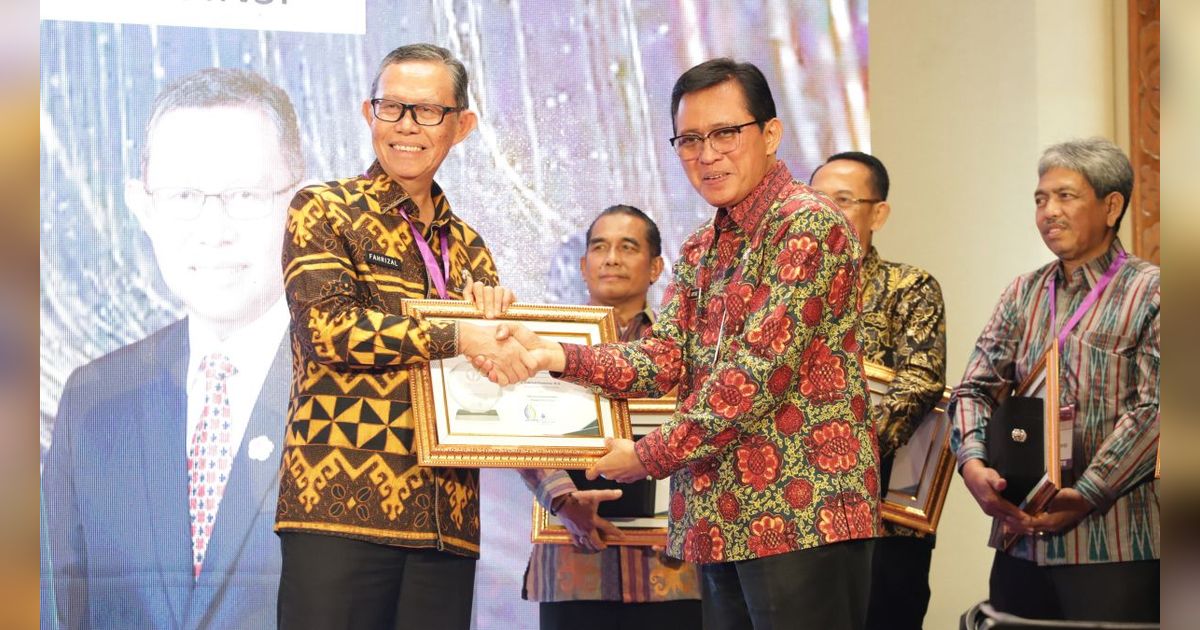 Sekda Provinsi Lampung Fahrizal Darminto Raih Penghargaan Askompsi Digital Leadership Government Award 2024