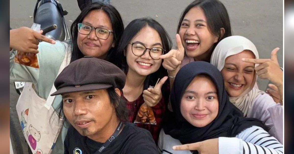 Terbukti Laris Manis dan Viral! Cara Unik Para Penjual Cilok dan Cilor Narik Pembeli Geng Z