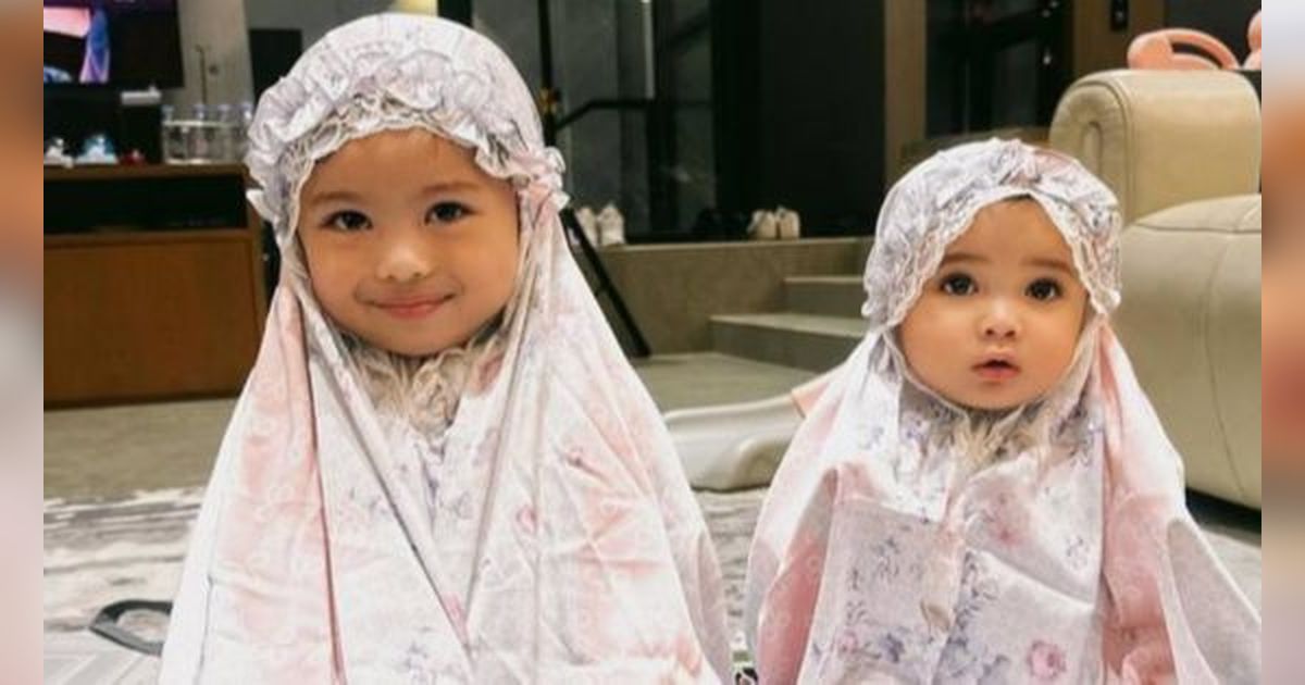 Bak Boneka, 8 Foto Ameena & Azura Putri Aurel Hermansyah dan Atta Halilintar Ketika Kembaran Mukenanya