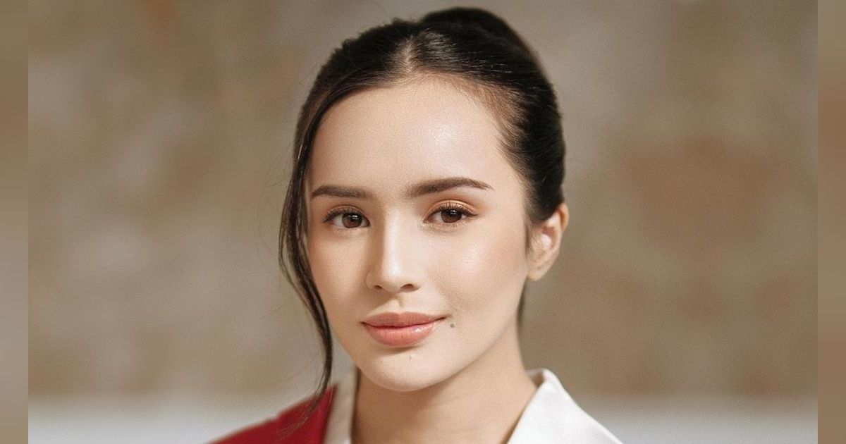 Kini Jadi Istri Pejabat, Potret Beby Tsabina Tampil Manglingi Pakai Kebaya