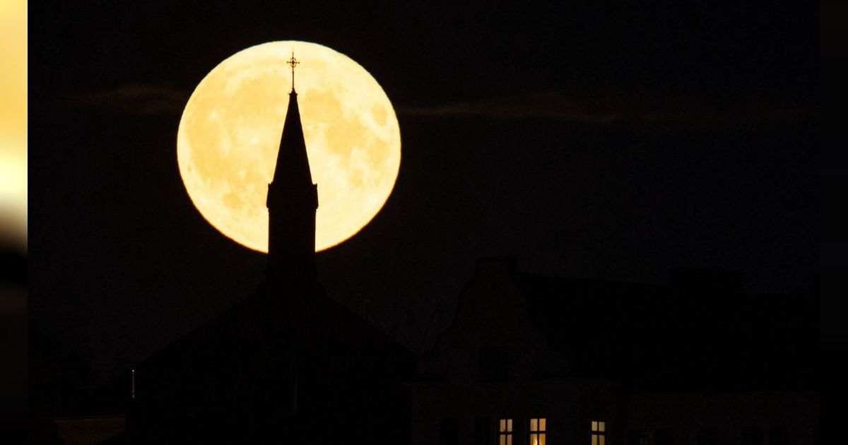 FOTO: Pesona Fenomena Supermoon Langka Terangi Langit di Berbagai Negara