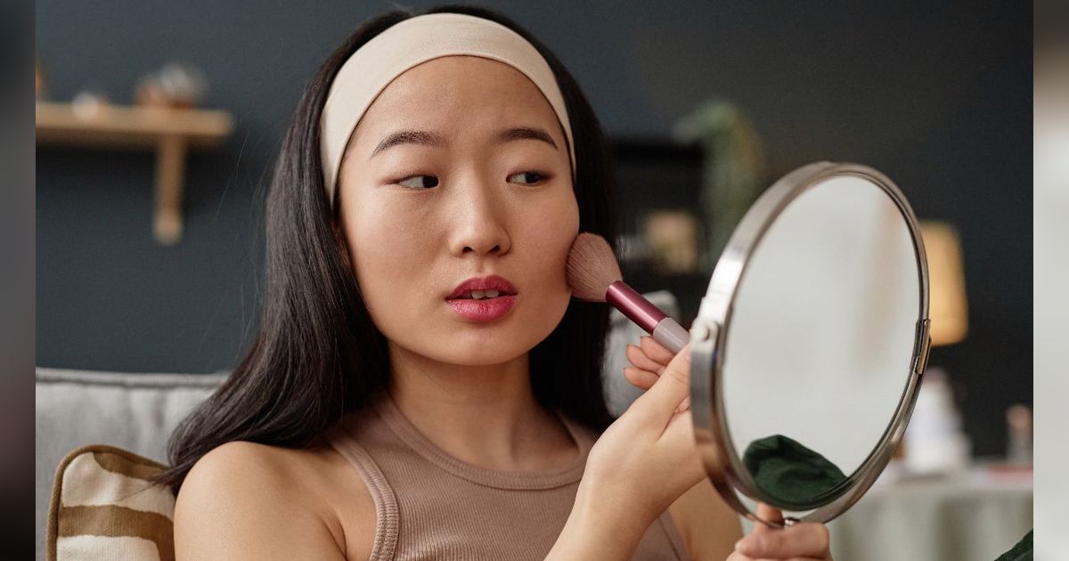 Pakai Bedak Tabur Sesuai dengan Jenis Kulit Agar Makeup Tidak Mudah Crack