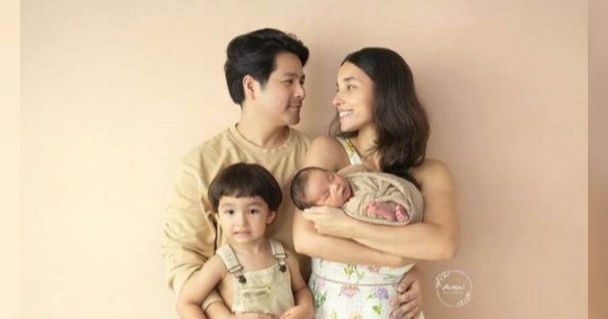 Mirip Sang Kakak, 8 Hasil Photoshoot Bayi Kedua Vanessa Lima dan  Erick Iskandar