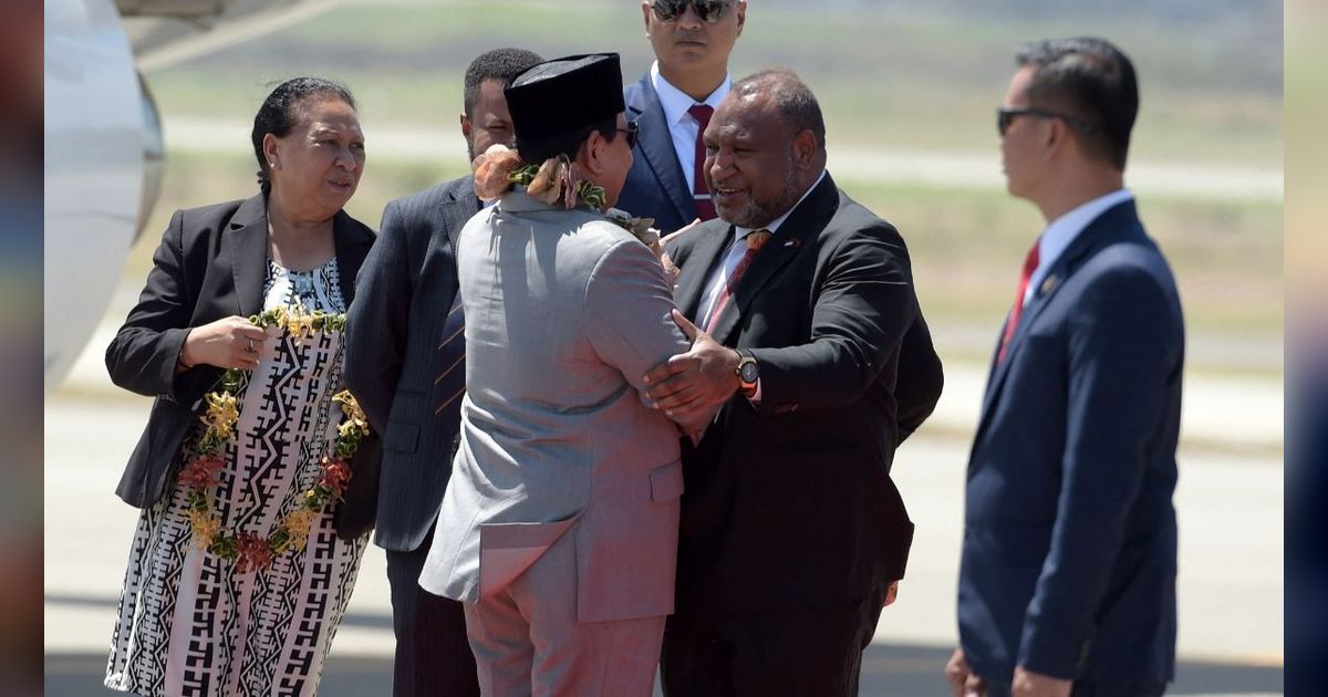 FOTO: Gagah Berkaca Mata Hitam Saat Tiba di Papua Nugini, Prabowo Subianto Langsung Disambut Hangat PM James Marape