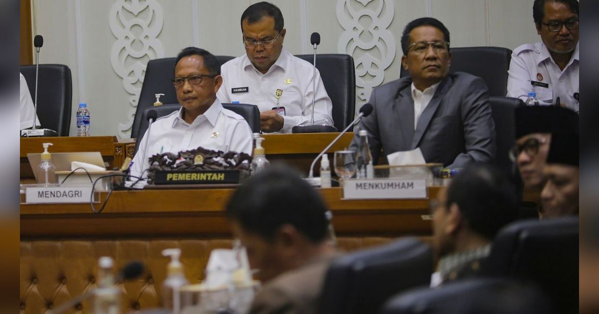 FOTO: Sempat Dianggap Akan Batalkan Putusan MK, Ini Suasana Rapat Menkum HAM dan Mendagri Bersama Baleg DPR Membahas Revisi UU Pilkada