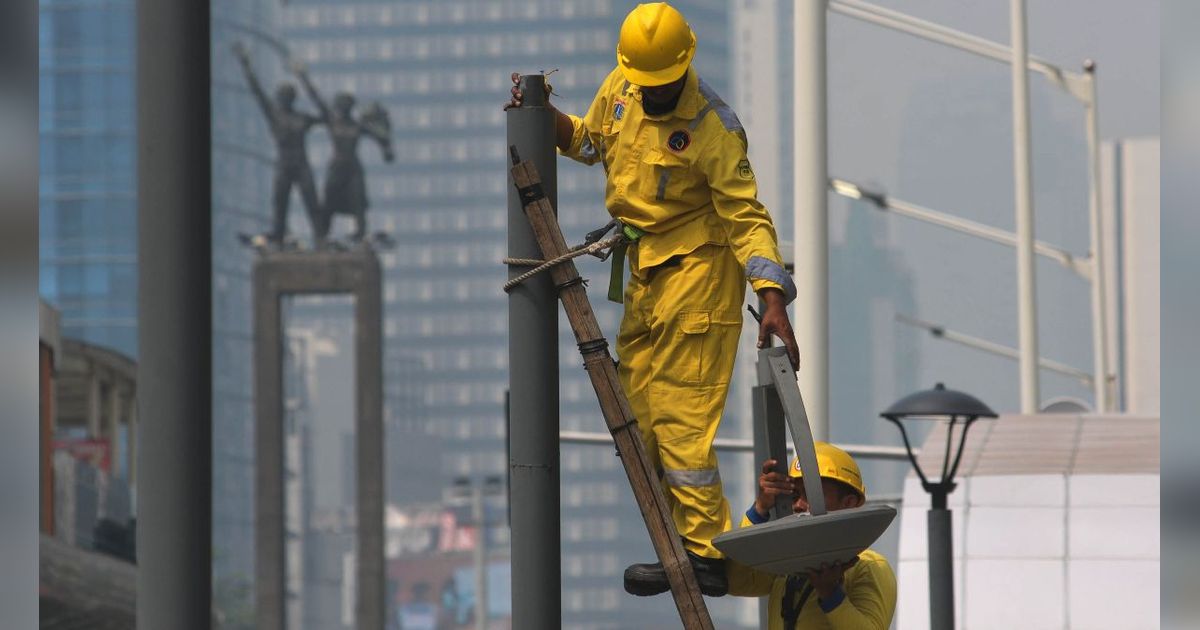 FOTO: Jaga Keindahan Kota Jakarta, Lampu-Lampu Mati di Kawasan Bundaran HI Diganti Baru