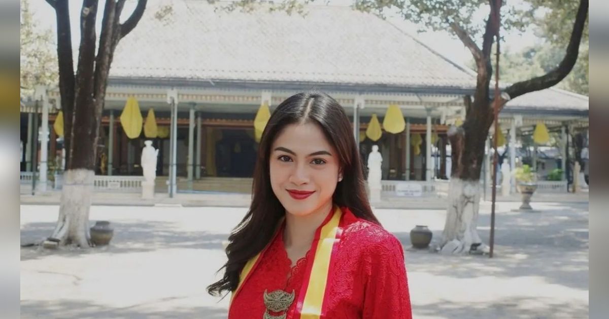 Potret Hana Saraswati Kenakan Kebaya di Keraton Solo hingga Foto bareng Putri Raja