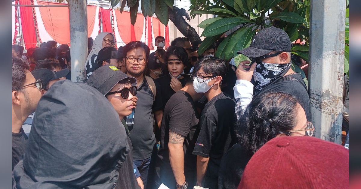 FOTO: Bintang Emon dan Para Komika Gabung Barisan Pendemo, Kompak Baju Hitam