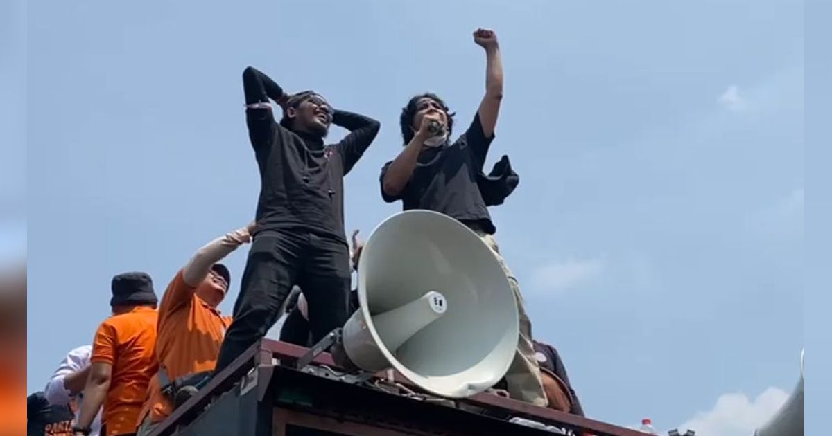 FOTO: Aksi dan Luapan Emosi Bintang Emon hingga Mamat Alkatiri di Atas Mobil Komando, Serukan ‘Mereka Takut Kita Bersatu’