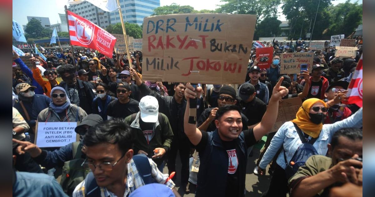 FOTO: Kepung Gedung DPR, Pendemo Bawa Poster Gambar Jokowi Hingga Singgung Oligarki