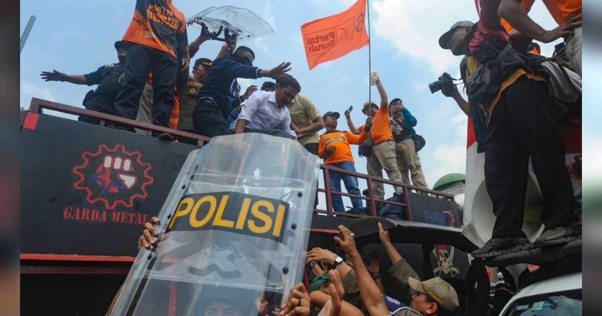 FOTO: Detik-Detik Anggota DPR Habiburokhman Dilempar Botol Pendemo Tolak Revisi UU Pilkada