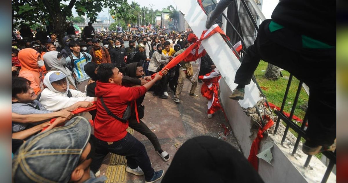 FOTO: Ekspresi Kemarahan Pendemo Robohkan Pagar dan Tembok Gedung DPR