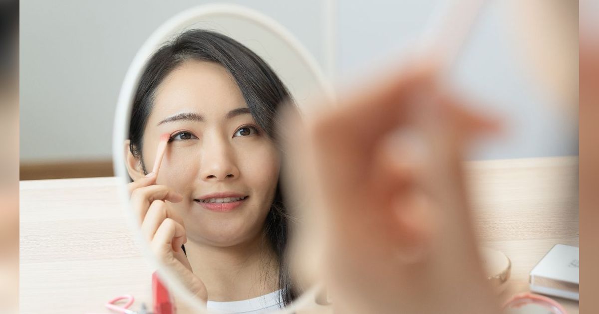 Area Mata Terlihat Lebih Kencang dengan Trik Eye Lift Contour