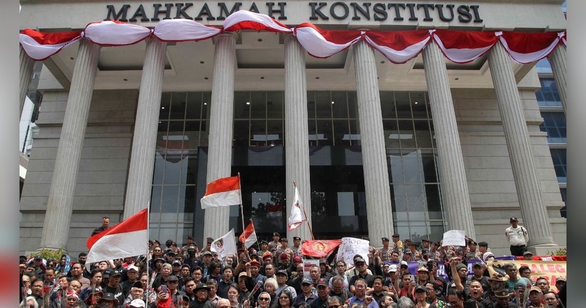 FOTO: Padati Depan Gedung MK, Massa dari Forum Guru Besar hingga Aktivis 98 Rapatkan Barisan Kawal Konstitusi dan Demokrasi