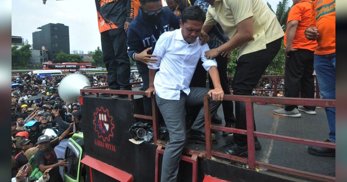 FOTO: Wajah Was-Was Anggota DPR Habiburokhman Takut Ditimpuk Saat Turun dari Mobil Komando Usai Temui Pendemo Tolak Revisi UU Pilkada