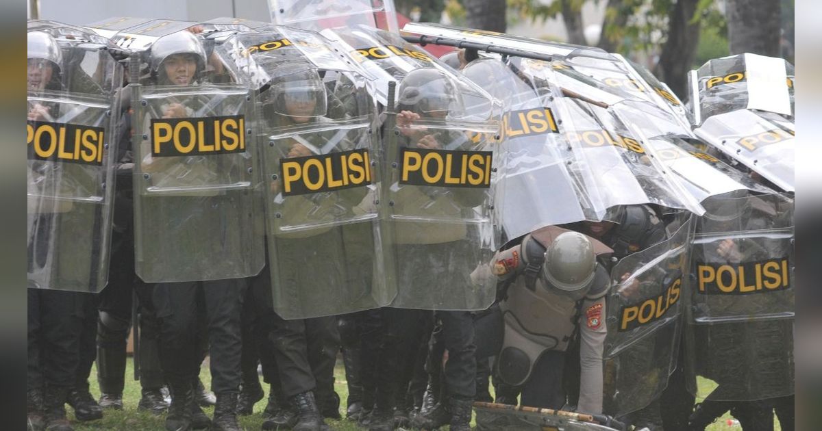 FOTO: Halau Keberingasan Pendemo Anarkis Rusak Pagar DPR, Polisi Anti Huru-Hara Sampai Terjatuh