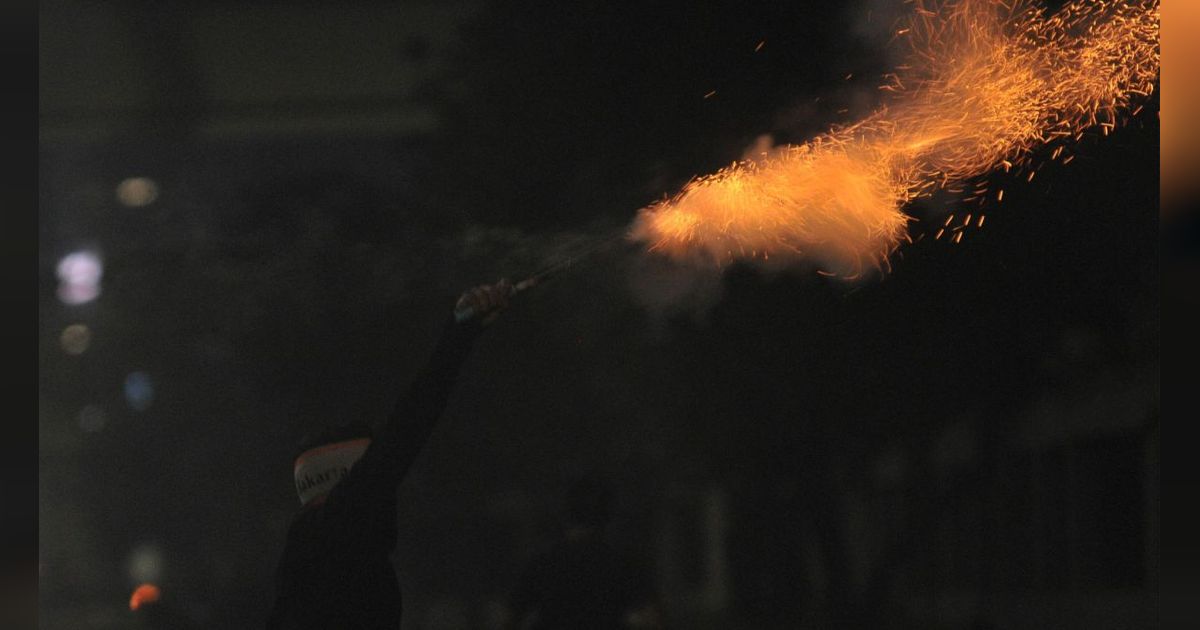 FOTO: Aksi Demo Tolak Revisi UU Pilkada Masih Memanas hingga Malam Hari, Pengunjuk Rasa Tembakan Petasan ke Aparat