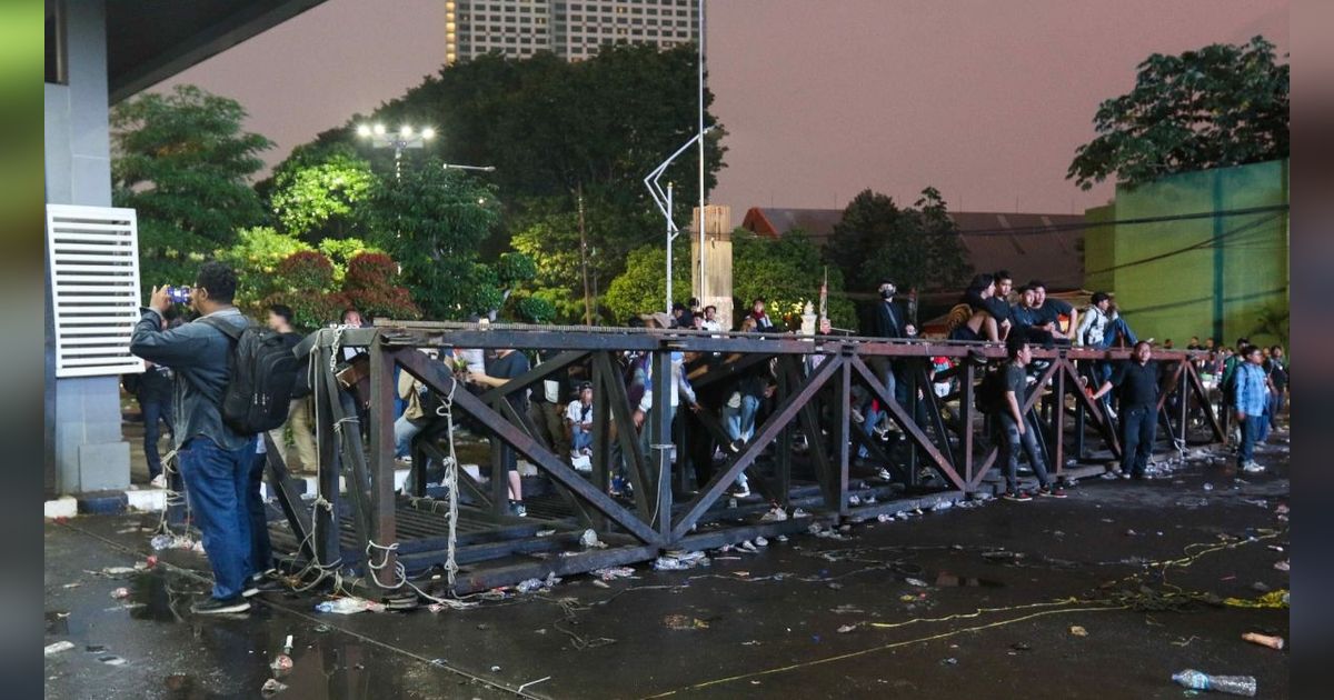 FOTO: Porak-Poranda Gerbang Pancasila, Akses Pintu Belakang Gedung DPR yang Dijebol Mahasiswa