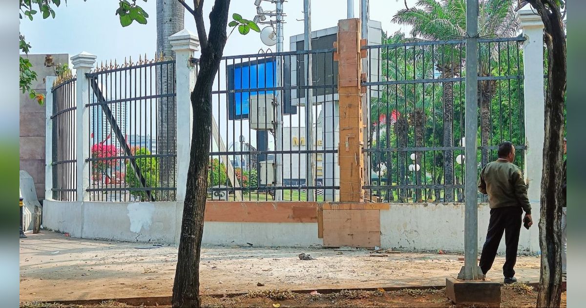 FOTO: Penampakan Terkini Pagar Gedung DPR yang Dijebol Pendemo, Langsung Dicor Ulang