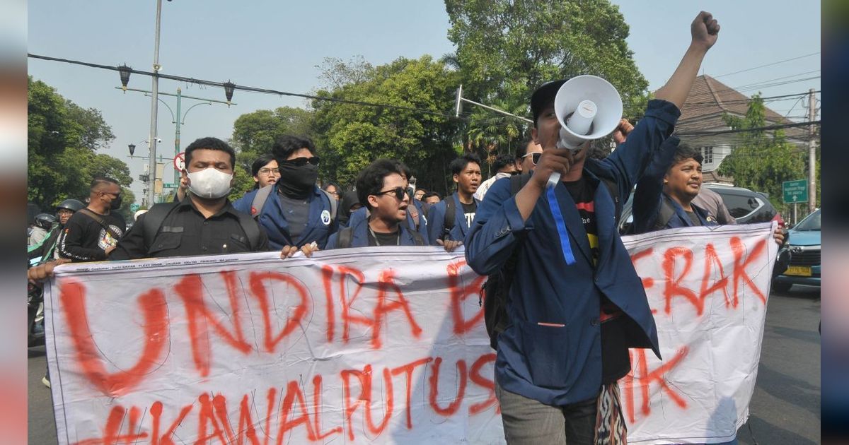 FOTO: Setelah Gedung DPR, Kini Giliran KPU Dikepung Demonstran Tuntut Patuhi Putusan MK