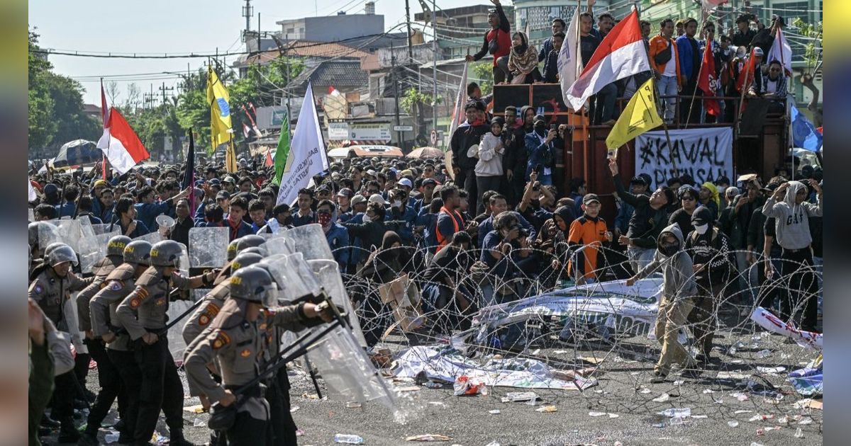 FOTO: Lautan Mahasiswa Geruduk Gedung DPRD Jatim Kawal Putusan MK, Situasi Sempat Memanas