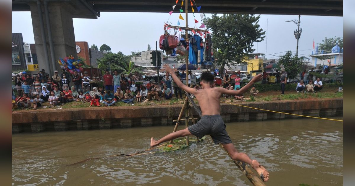 FOTO: Semangat Warga Kalimalang Rayakan Momen Kemerdekaan, Hadirkan Lomba Titian Bambu dan Gebuk Bantal