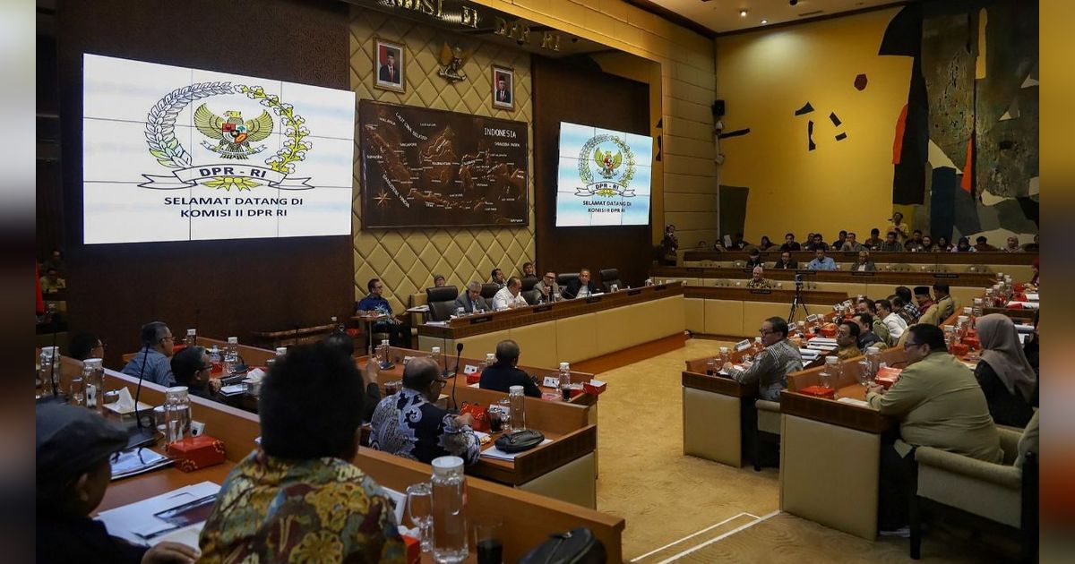 FOTO: Tok! DPR, Pemerintah dan KPU Akhirnya Setujui Draf Revisi PKPU Pilkada Sesuai Putusan MK