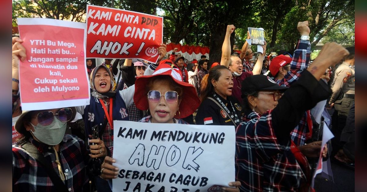 FOTO: Aksi Massa Pendukung Basuki Tjahaja Purnama di Jakarta: 'Kami Cinta PDIP Kami Cinta Ahok!'