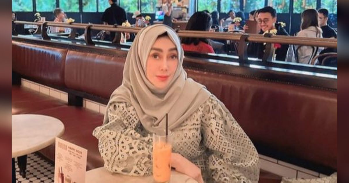 8 Foto Amy Qanita Ibunda Raffi Ahmad Yang Dikenal Sangat Dekat Dengan Anak dan Menantunya