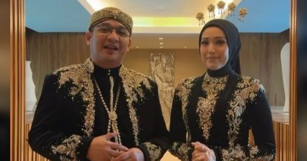 Kompak Dengan Busana Adat, 8 Foto Pasha Ungu dan Adelia Wilhelmina Bak 'Menikah' Lagi