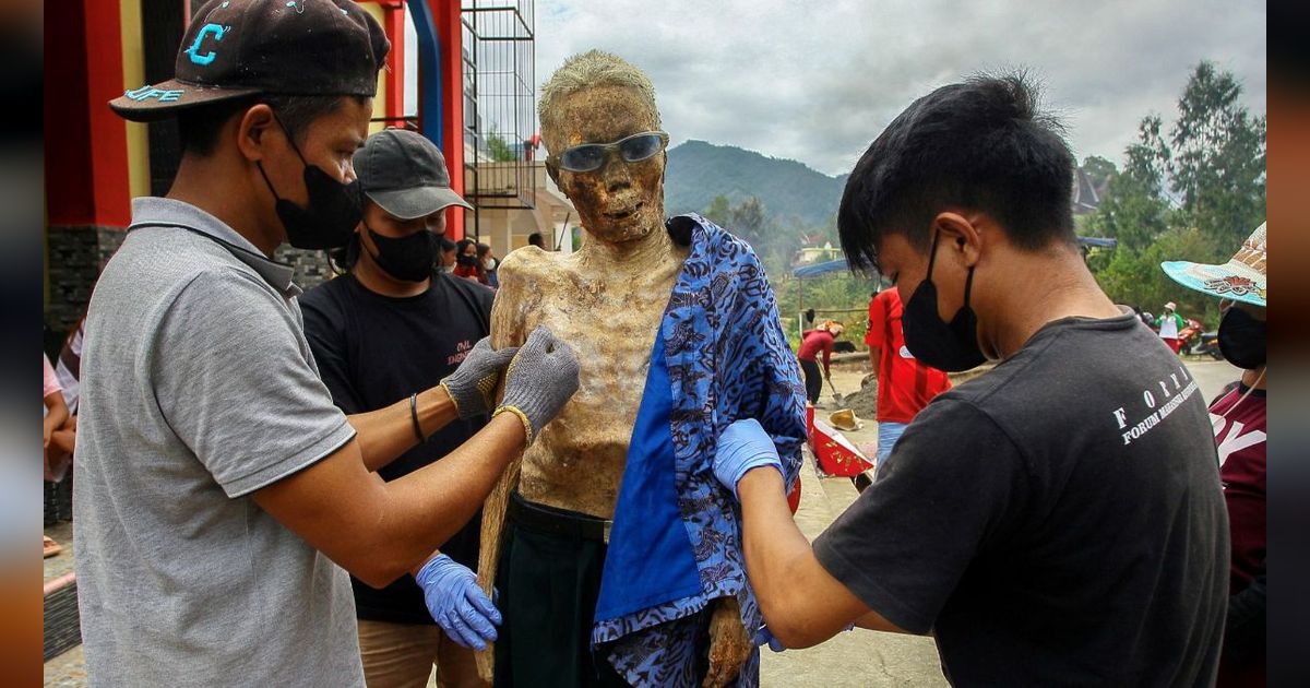 FOTO: Melihat Tradisi Mistik Tana Toraja Bisa Bikin Bulu Kuduk Merinding