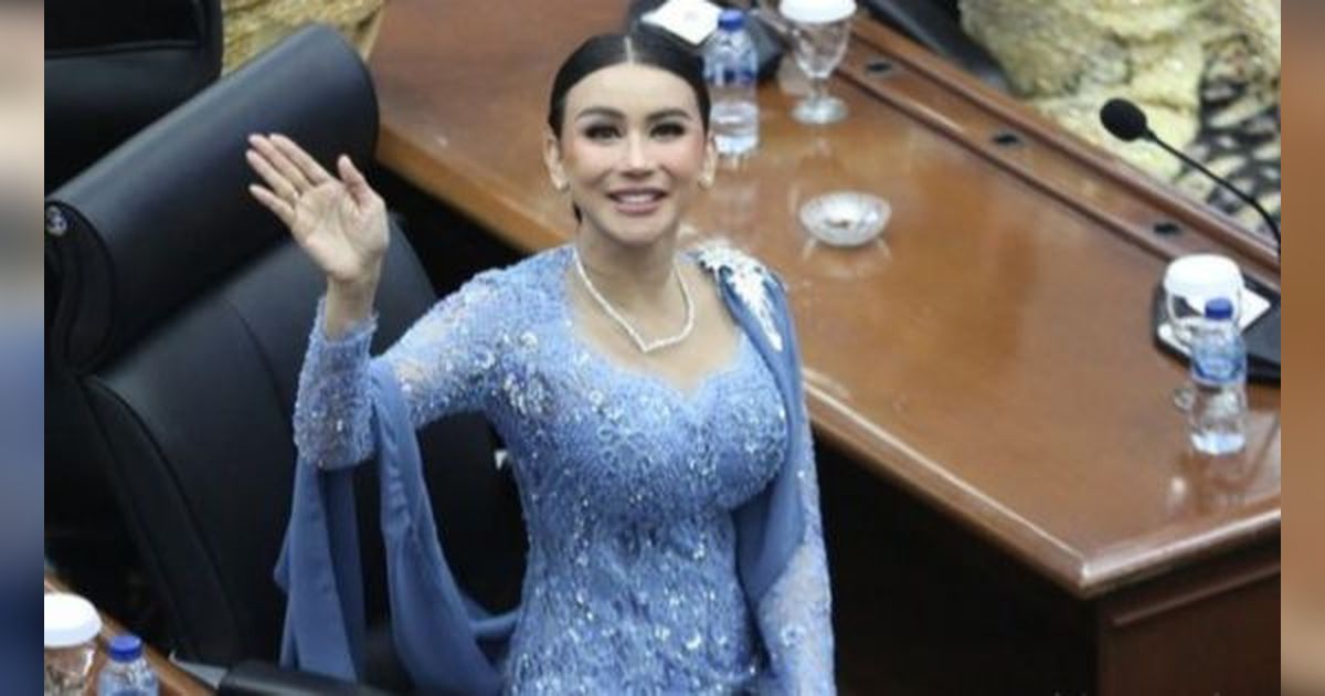 Tampil Berkebaya, 8 Foto Bebizie Saat Dilantik Jadi Anggota DPRD dan Tunda Mencari Pasangan