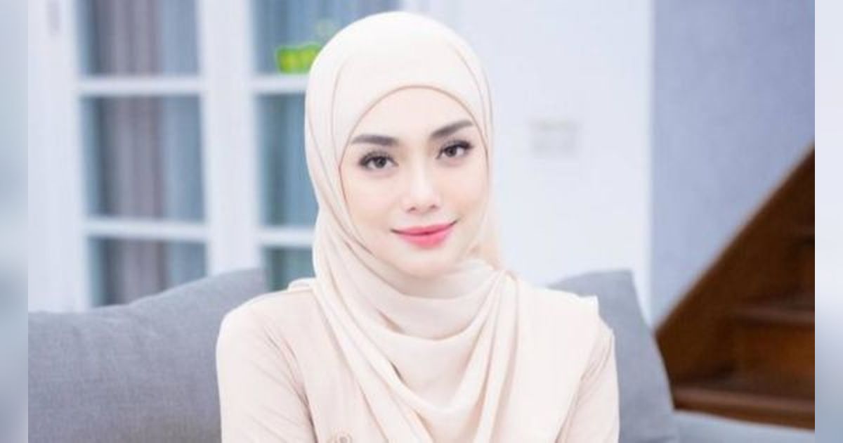 Lakukan Hal Ini Agar Tidak Dikenali Saat ke Masjid, 8 Foto Celine Evangelista Yang Mengaku Malu Karena Salatnya Masih Lihat Catatan