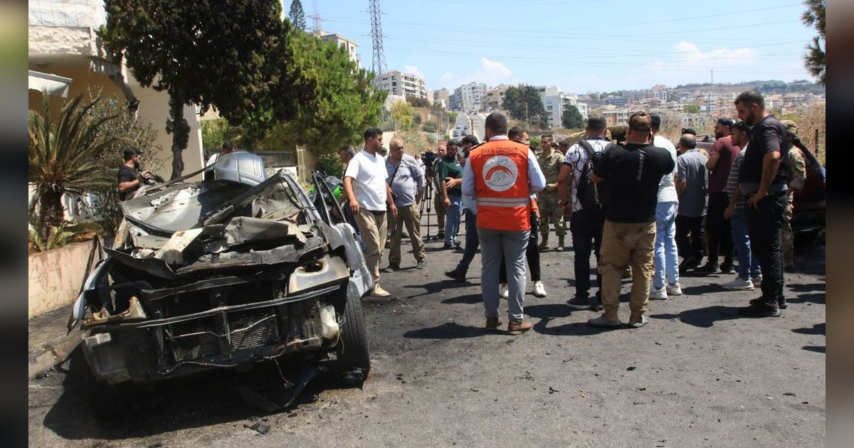 FOTO: Serangan Udara Israel ke Lebanon Sasar Mobil-Mobil dan Bangunan Rumah di Kota Sidon