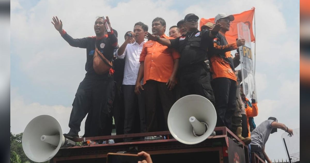 Momen Politisi Gerindra Habiburokhman Dilempari Botol Pendemo