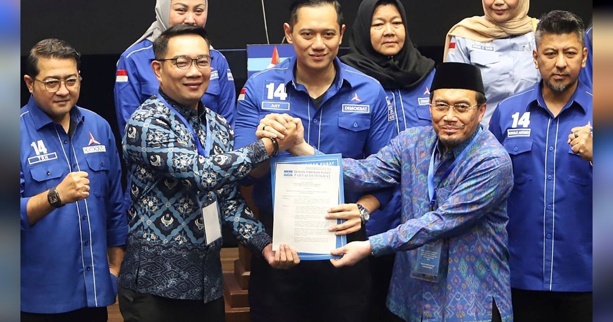 FOTO: Senyum Tipis AHY Serahkan Surat Rekomendasi Kepada Tiga Bakal Calon Gubernur, Ada Ridwan Kamil hingga Dedi Mulyadi