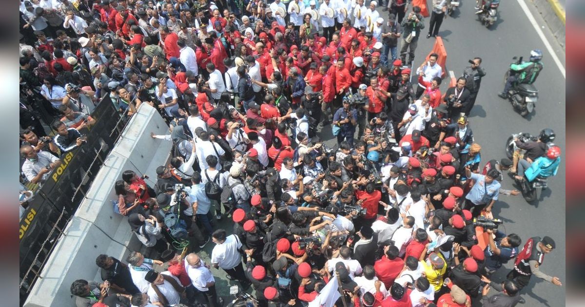 FOTO: Kemeriahan Iringan Musik Tanjidor, Ondel-Ondel hingga Marawis Sambut Pramono Anung dan Si Doel Daftar Pilkada DKI Jakarta di KPU