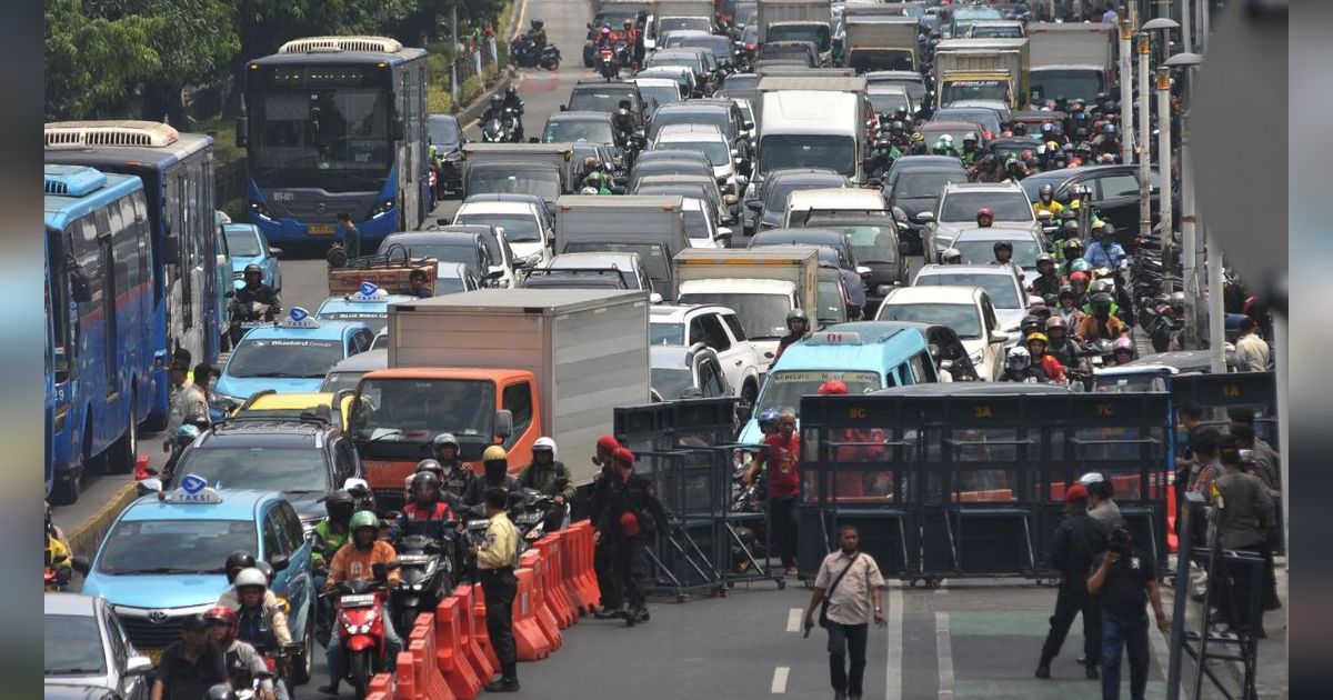 FOTO: Padat Merayap Lalu Lintas di Depan KPU DKI Saat Cagub-Cawagub Daftar Pilkada Jakarta