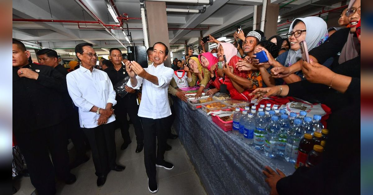 FOTO: Momen Kebersamaan Jokowi dan Sultan HB X di Yogyakarta, dari Blusukan ke Pasar hingga Bagikan Bansos