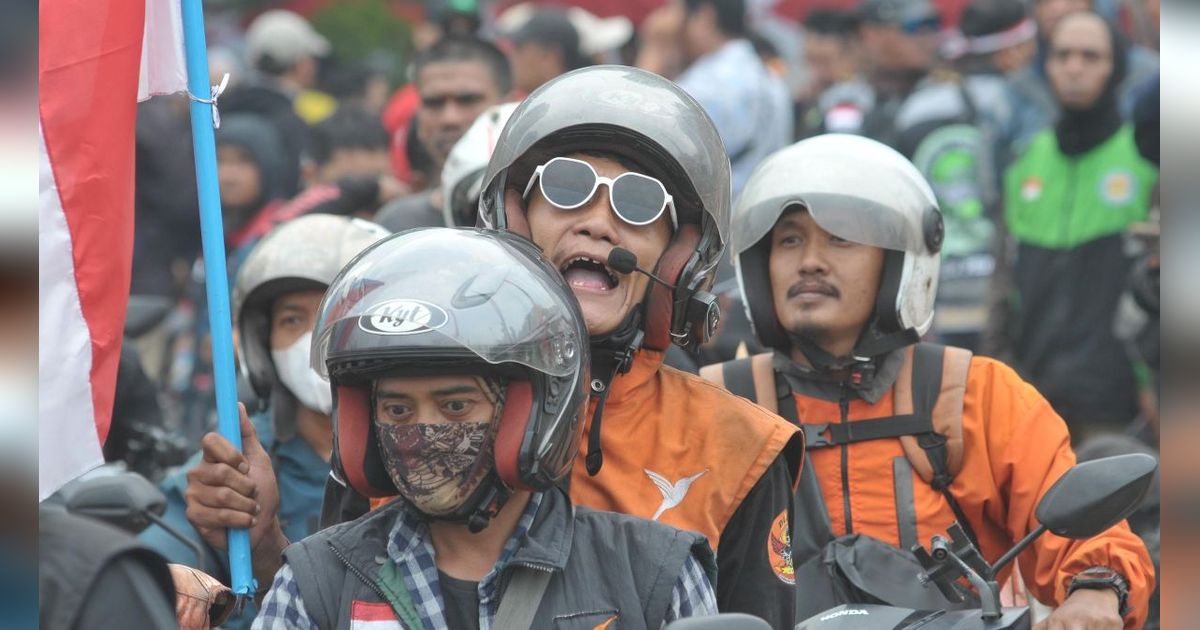 FOTO: Jeritan Ojek Online Curhat Tarifnya Dipotong 30 Persen Saat Demo Besar-Besaran Dekat Monas