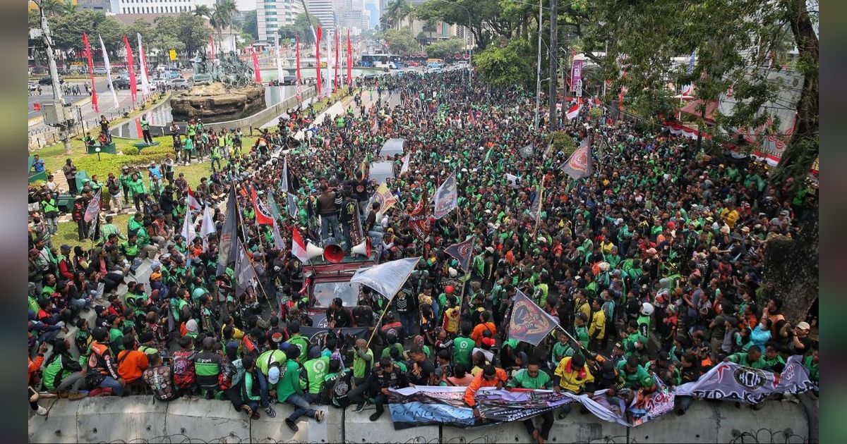 FOTO: Depan Patung Kuda Arjuna bak Lautan, Begini Penampakan Massa Ojek Online Saat Tumpah Ruah ke Jalan