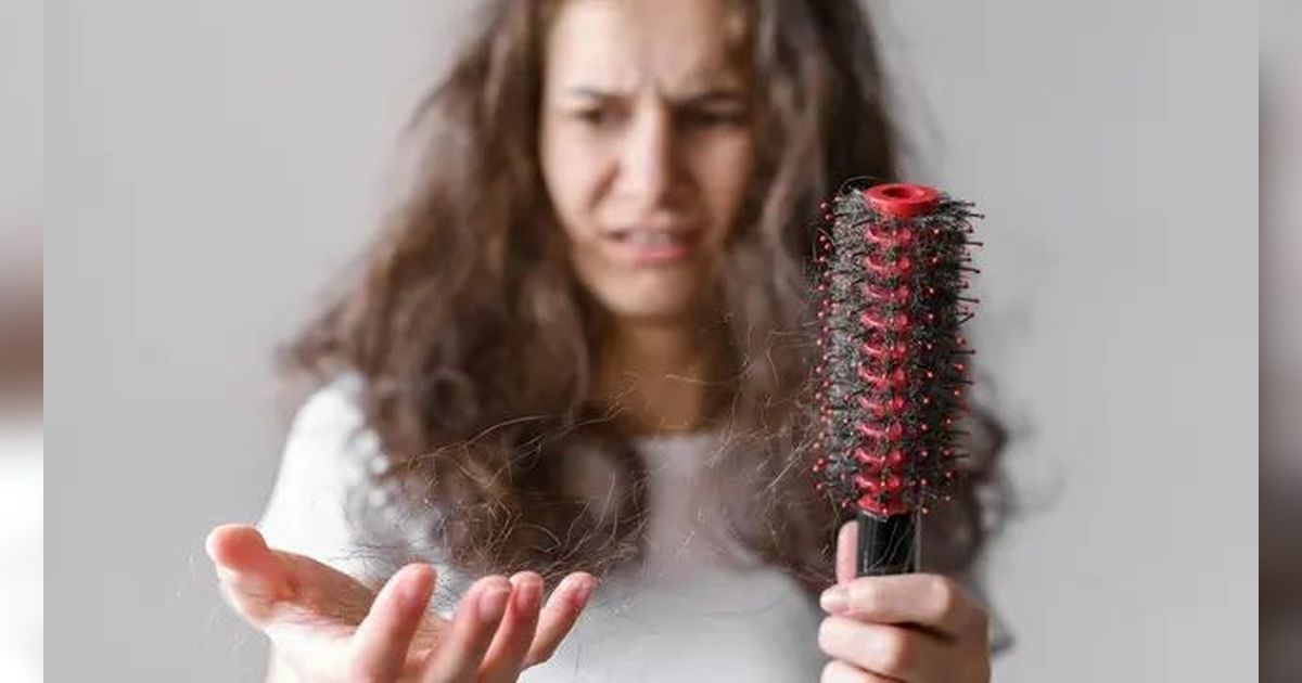 Penyebab Rambut Rontok dan Cara Mengatasinya dengan Produk Sampo yang Tepat